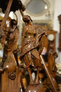 Антикварная люстра с резными фигурами