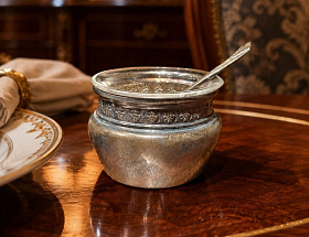 Парные старинные солонки с ложечками, посеребрение