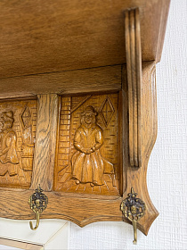 Настенная вешалка с жанровыми сценами