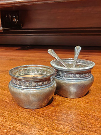 Парные старинные солонки с ложечками, посеребрение